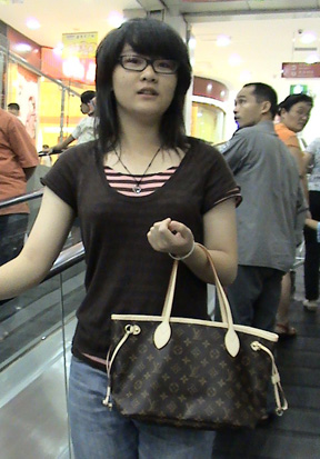 Qi Rong turns heads carrying her Vuitton Neverfull!
