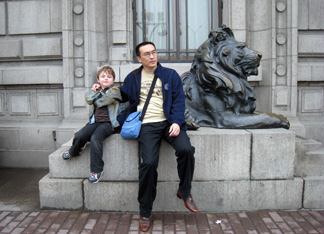 Liu Wei with Lu and lion